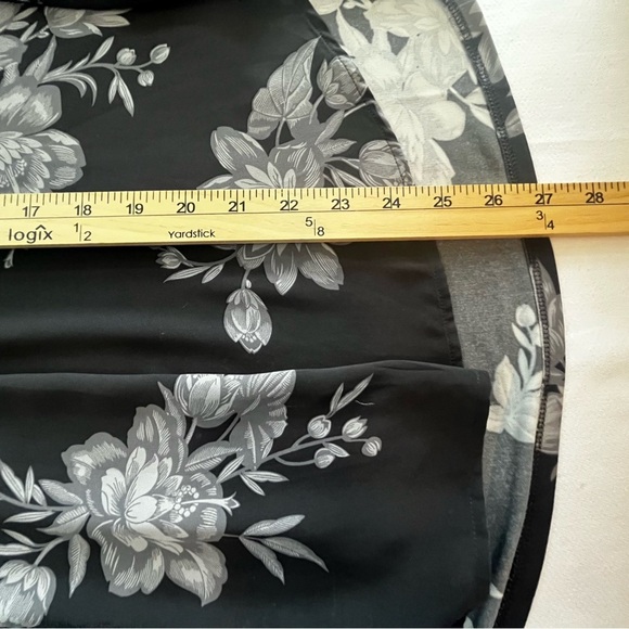 Ann Taylor Women's Long Sleeved Blouse Gray Floral V Neck Pleated Front Size Sm - Picture 9 of 9